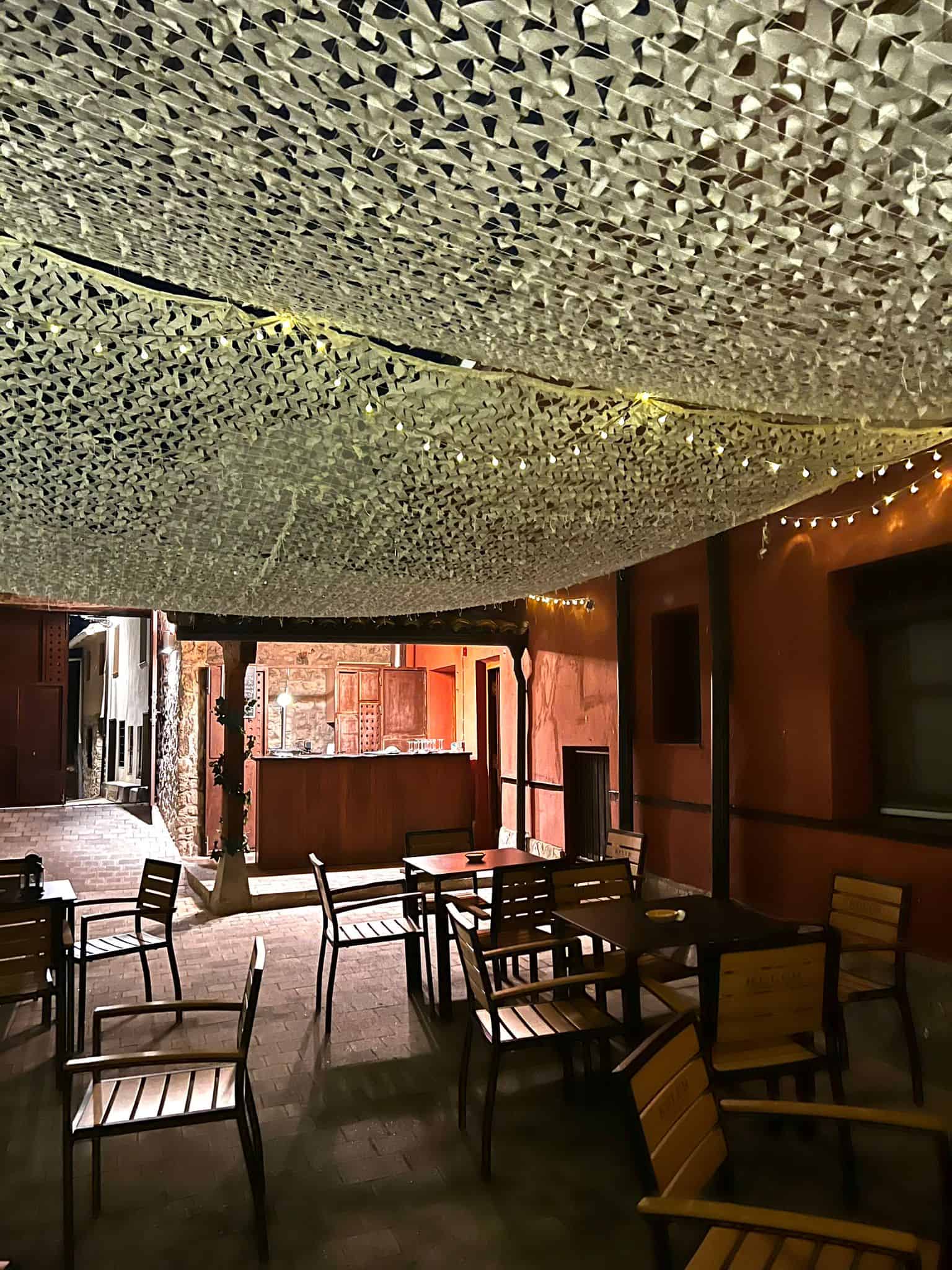 Ambiente acogedor en el restaurante Posada Santa Rita con decoración única y iluminación cálida.