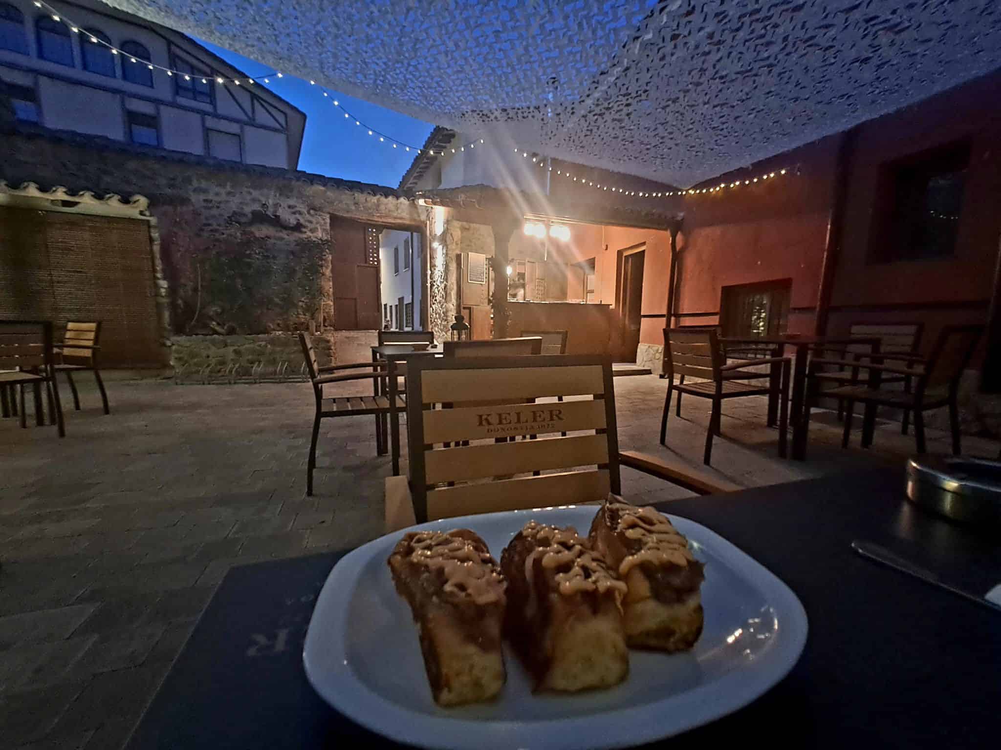 Plato de postres en restaurante Posada Santa Rita al aire libre.