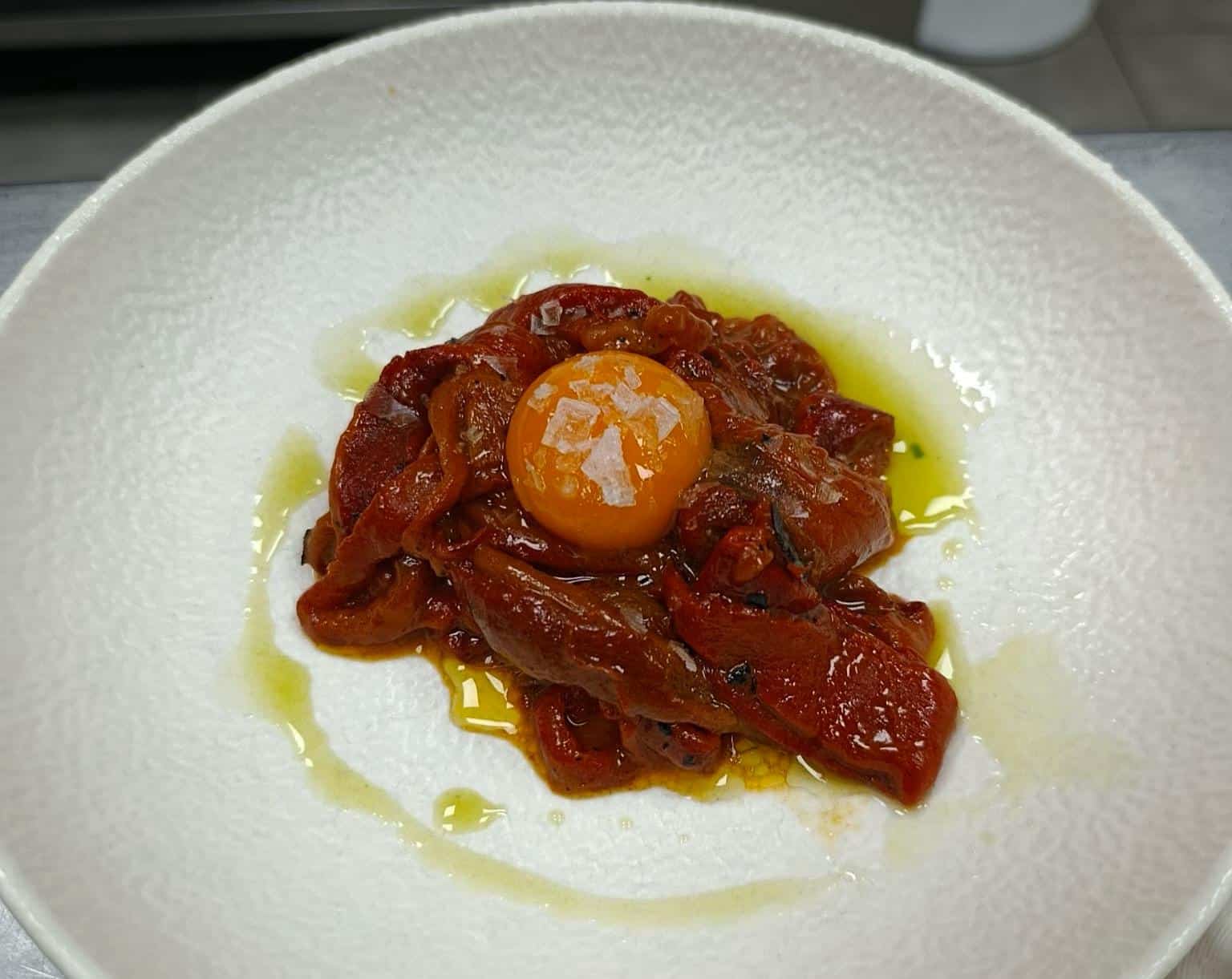 Huevo en salsa con verduras, un plato delicioso en Restaurante Posada Santa Rita.