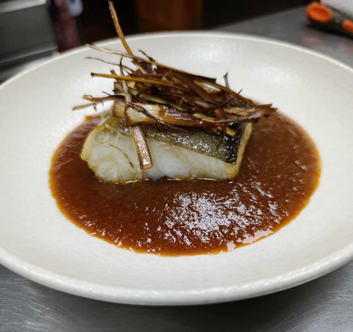 Delicioso pescado en salsa con espárragos en Restaurante Posada Santa Rita.