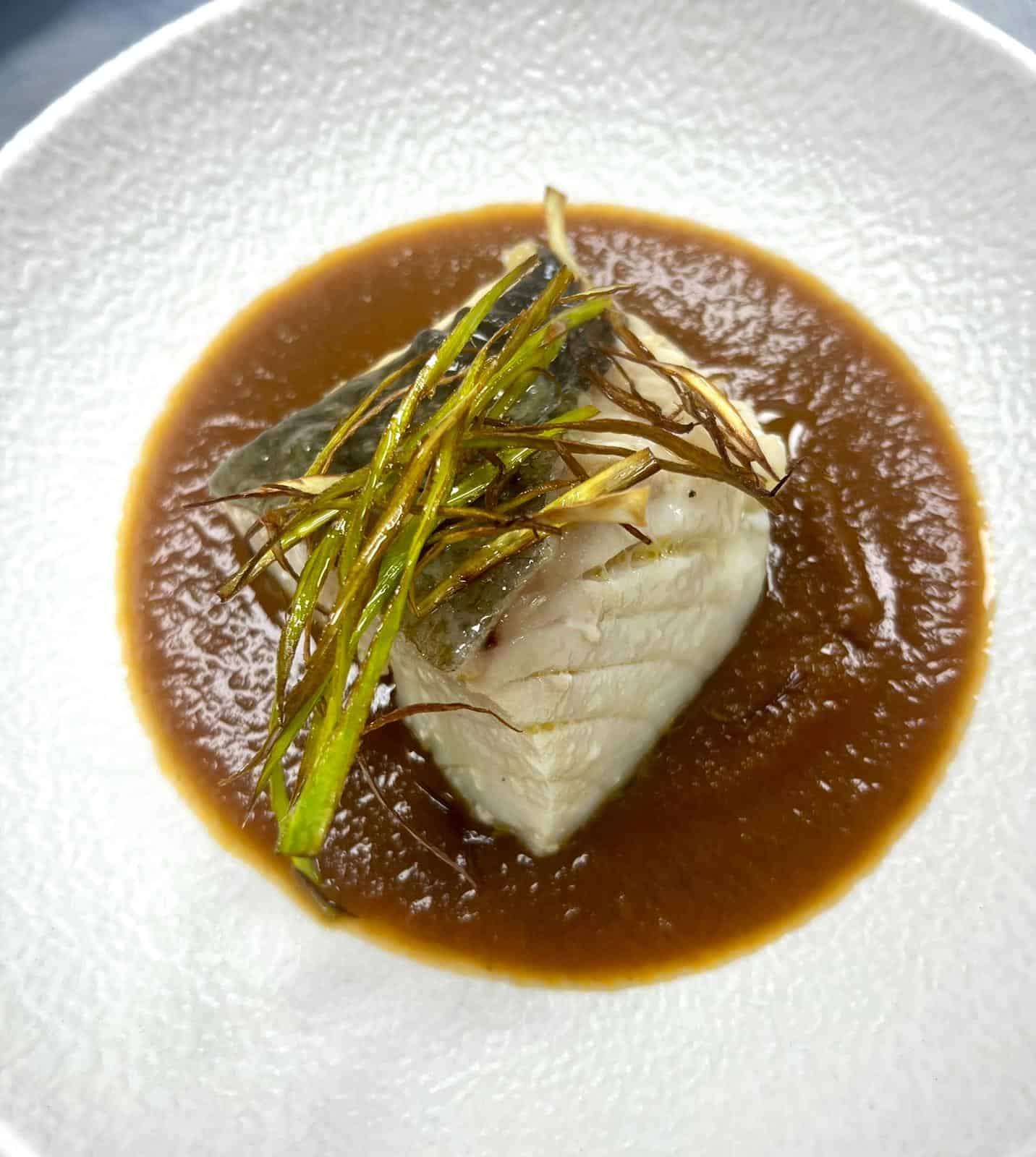 Pescado fresco con salsa deliciosa en Posada Santa Rita, restaurante destacado en la zona.