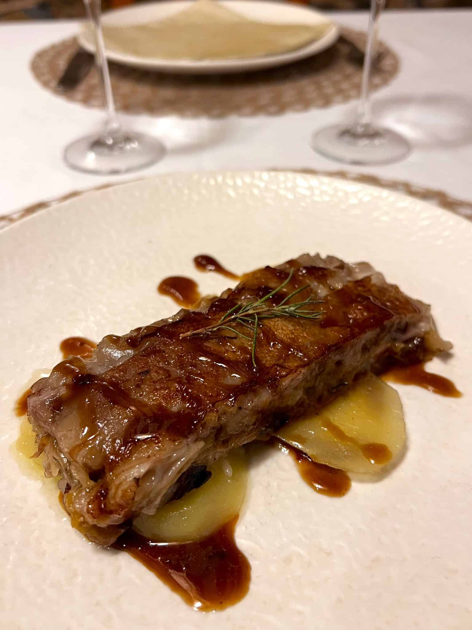 Carne asada jugosa con salsa y guarnición en Posada Santa Rita, restaurante destacado en la zona.